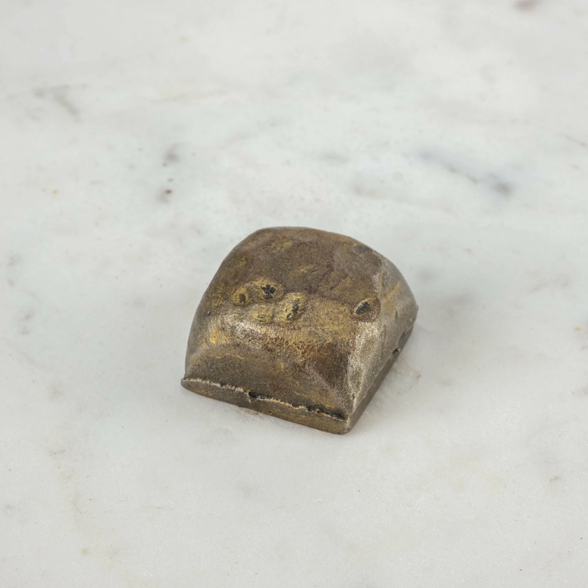 Brand new ๐ฅฐ Mercana Pinera II White Live Edge Marble Top W/ Gold Iron Base Accent Table - 19.0L X 19.0W X 23.0H โญ - Image 6