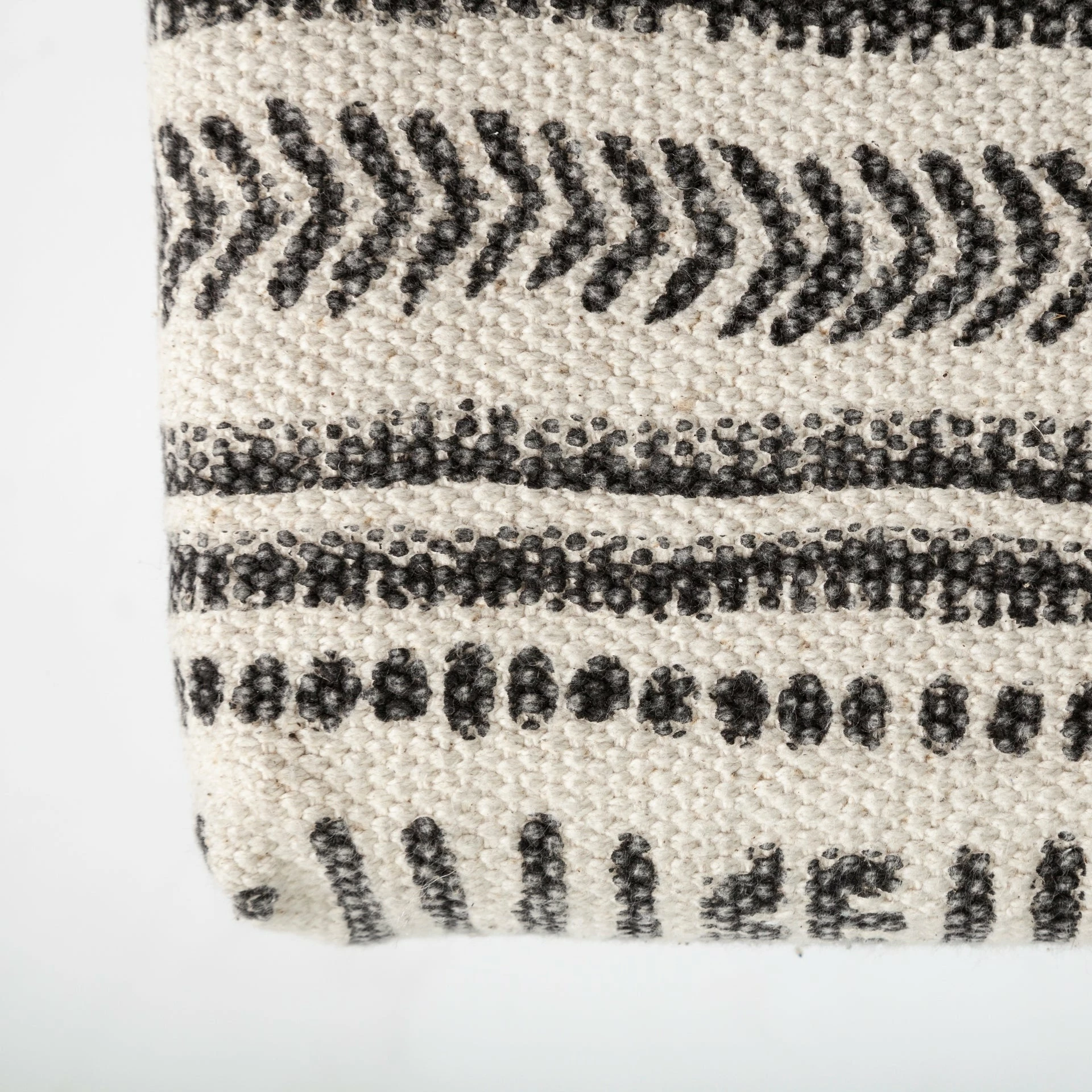 Promo โค๏ธ Mercana Solis Black & Cream Upholstered Patterned Seat Accent Bench Beige And Black ๐ - Image 5